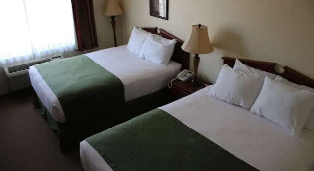 Четырёхместный номер Standard The Edgewood Hotel and Suites