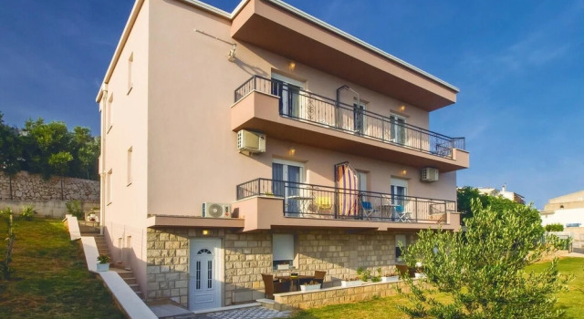 Beautiful Home in Mali Rat With Wifi and 0 Bedrooms, Rezerwuj Hotel Hotele w Split-Dalmatia County z parkingiem, Parking