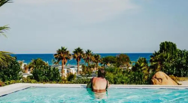 Els Prats Village Beach & Camping Park, Varaa Leirintäalue Hotellit Tarragonès uima-altaalla, Uima-allas