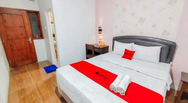 RedDoorz Plus @ Alun Alun Nganjuk, Book Hotel 3-stjernede hoteller i Nganjuk, 3*