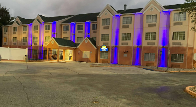 Days Inn & Suites by Wyndham Tampa/Raymond James Stadium
