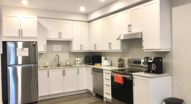 Апартаменты Charming, Comfortable Bsmt Apartment in Pickering