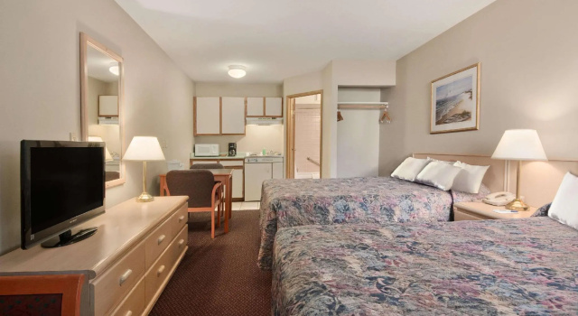 Четырёхместный номер Business Coast Courtenay Hotel