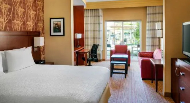 Полулюкс Courtyard by Marriott Santa Barbara Goleta