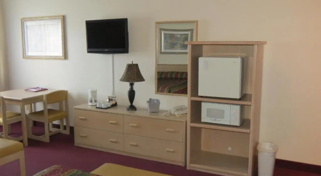 Четырёхместный номер Standard Edgewater Inn and Suites, an Ascend Collection Hotel