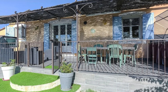 Child-friendly Holiday Home With Many Facilities in Aix-en Provence, Rezerwuj Hotel Hotele w Lambesc z basenem, Basen