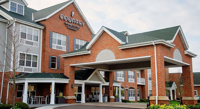 Country Inn & Suites Milwaukee West Brookfield, Varaa Hotelli Brookfield Wisconsin, lähellä Brookfield Square Mall