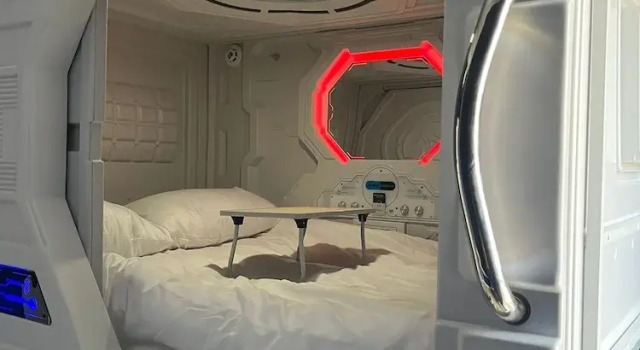 Seng i sovesal i kælderen Astra Hostel
