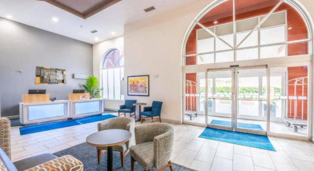 Holiday Inn Express Hotel & Suites Bradenton West by IHG, Забронировать Отель Брейдентон Sarasota Area