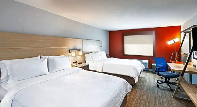 Двухместный номер Standard с балконом и с видом на реку Holiday Inn Express Hotel and Suites Jenks by IHG