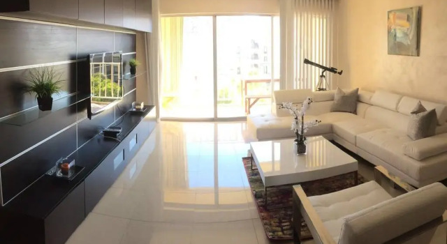 Awesome 2BR 2 BATH 1 Block to beach, Varaa Huoneisto Hotellit Miami Beach uima-altaalla, Uima-allas