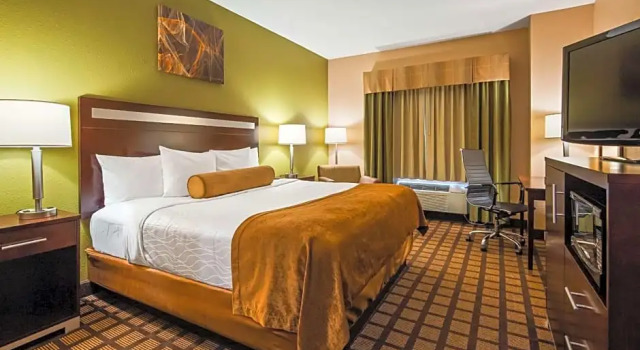 Студия Spark By Hilton Merrillville