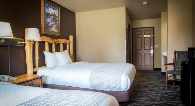 Четырёхместный номер Standard Bitterroot River Inn and Conference Center