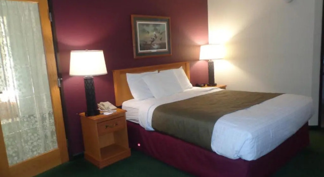 Двухместный номер Standard AmericInn by Wyndham Madison SD