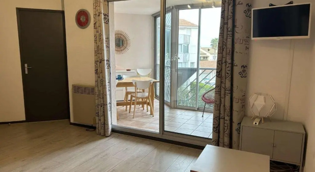 Appartement Le Grau-du-Roi, 2 pièces, 4 personnes - FR-1-250-3, Book Apartment Hotels in Camargue with a Pool, Swimming Pool