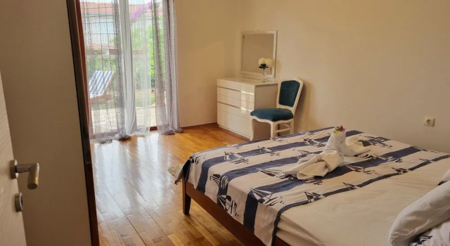 Large 120 m2 apt With Patio,1 min Walk From Beach, Rezerwuj Apartament Hotele w Split-Dalmatia County z parkingiem, Parking