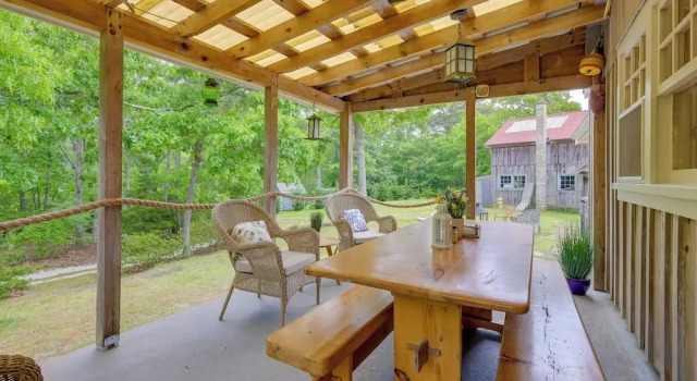 Коттедж 2 Mi to Beach! Cape Cod Family Retreat w/ Deck