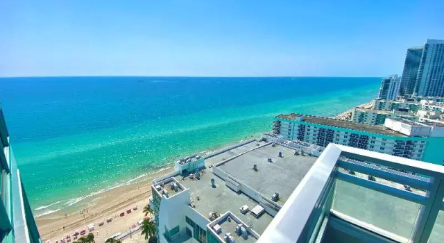 Номер с балконом и с частичным видом на океан Signia by Hilton Diplomat Beach Resort