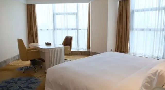 Люкс Deluxe Zhongcheng Holiday Hotel (Shijiazhuang Railway Station Tatan Trade City Branch)