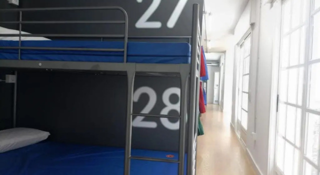 Кровать в общем номере Albergue Avoa Regina