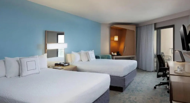 Четырёхместный номер Standard с балконом и с частичным видом на океан Marriott Isla Verde Beach Resort
