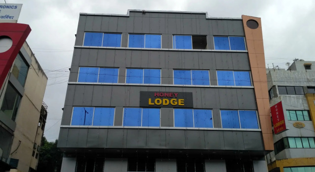 Hotel Honey Lodging, Забронировать Отель Отели Māngvādi с парковкой, Парковка