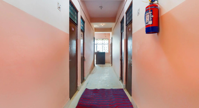 OYO 69788 Hotel Limewood, Забронировать Отель Отели Мератх с парковкой, Парковка