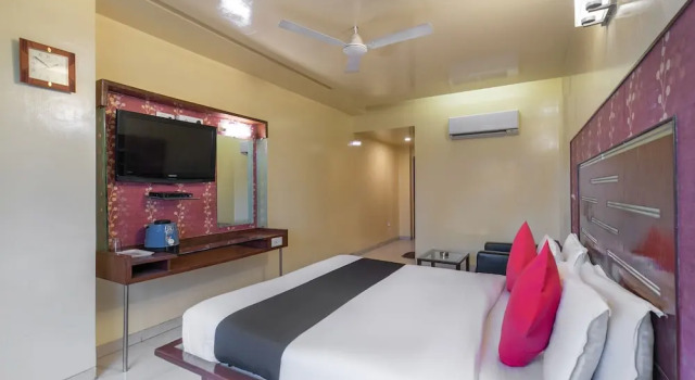Двухместный номер Standard с балконом Capital O 891 Hotel Kadamb Inn