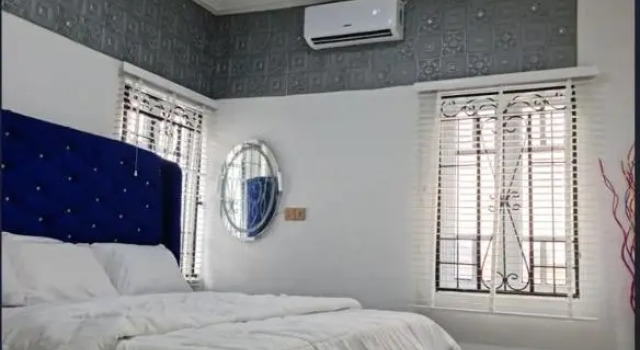 Amazing 6 BR House with High speed WiFi and Swimming pool, Book Hotel Ikeja 