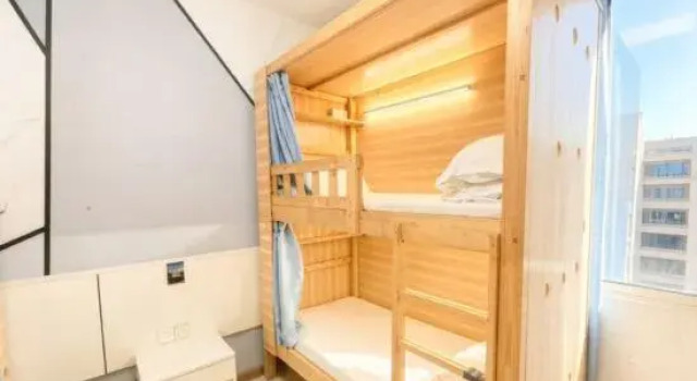 Кровать в общем номере (мужской номер) YangShuo  Backpacer  Hostel ( West Street Branch)