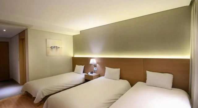 Трёхместный номер Premier Astar Hotel