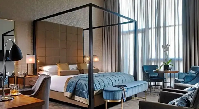 Двухместный люкс с балконом Newpark Hotel