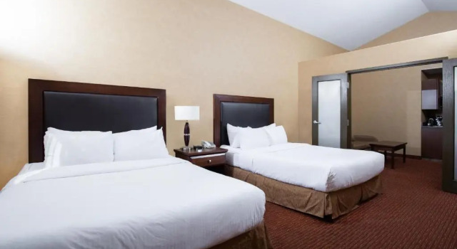 Люкс Deluxe Pomeroy Hotel and Conference Centre Fort St. John