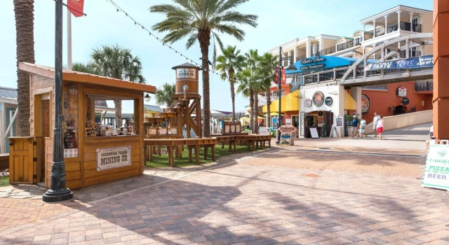 Номер Grand Emerald Grande W222- Rexford's Beach Retreat