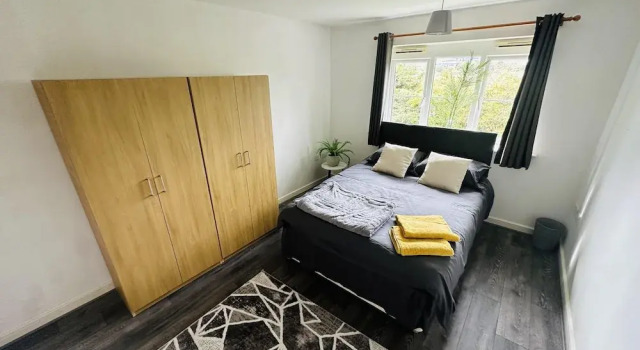 Two Bedroom Chic Apart,heathrow With Wifi & Sky tv, Varaa Huoneisto Asunnot kohteessa Merseyside, Huoneisto