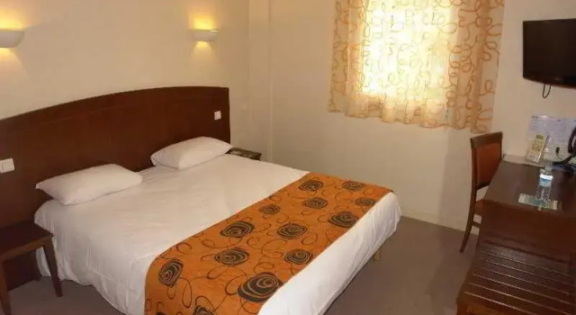 Трёхместный номер Standard Brit Hotel Le Cottage Le Mans Sud