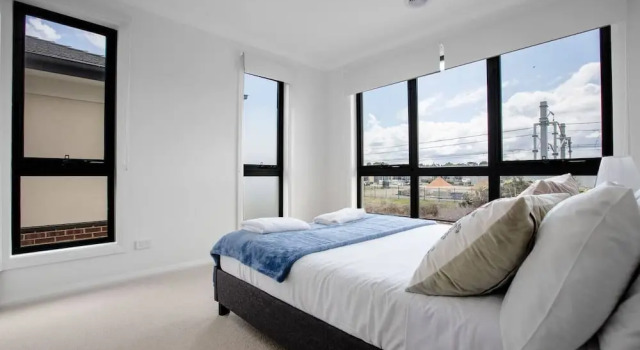 Captivating Large 4br@narre Warren, Book Villa  