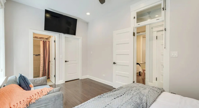 Апартаменты Spacious Condo w/ Deck ~ 3 Mi to Downtown Chicago!