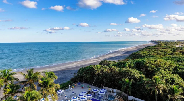 Четырёхместный номер Standard с балконом и с видом на океан Jupiter Beach Resort & Spa
