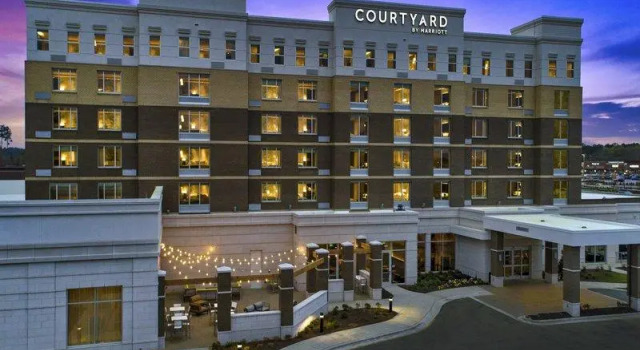 Кровать в общем номере Courtyard by Marriott Raleigh Cary/Parkside Town Commons