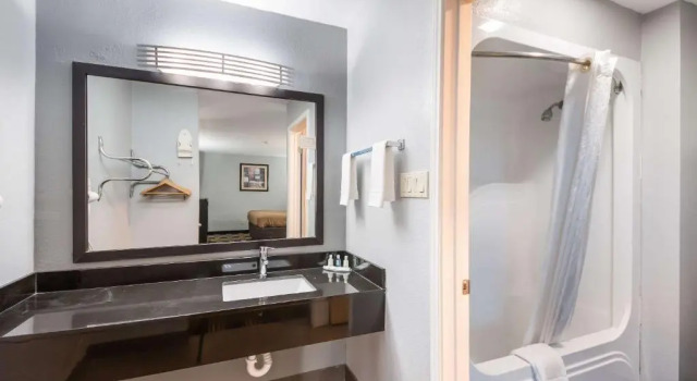 Номер Standard Quality Inn Medical Center