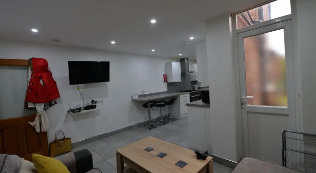 Enticing Holiday Home in Coventry With Garden