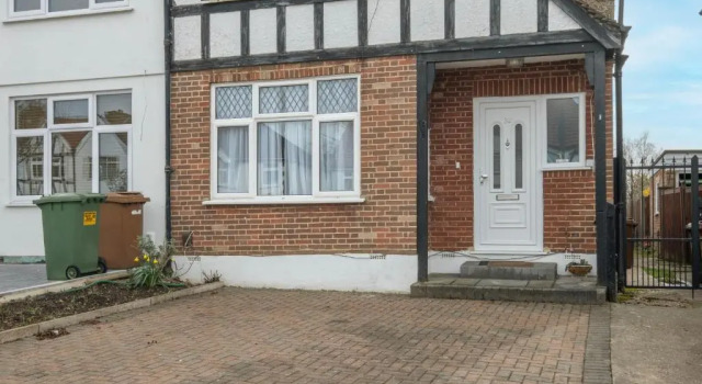 Harrow Hse 3 Bedrooms 2 Bathrooms Off Road Parking