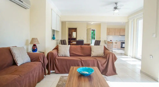 Вилла с 5 комнатами Larmos Villa