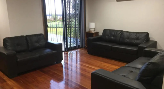 Коттедж с 4 комнатами Glenaire Apartments at Frazer St