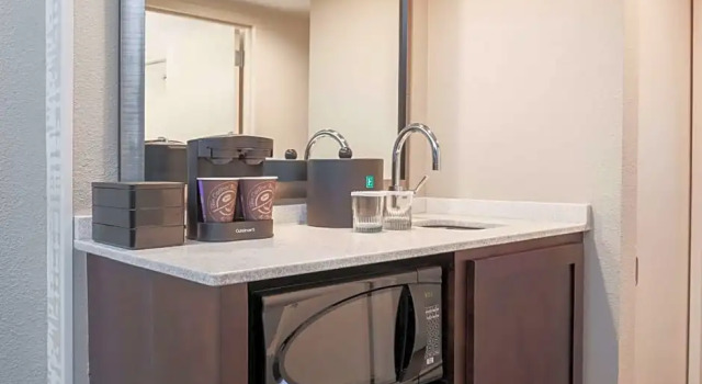 Двухместный люкс с 2 комнатами Embassy Suites by Hilton Dallas-Love Field