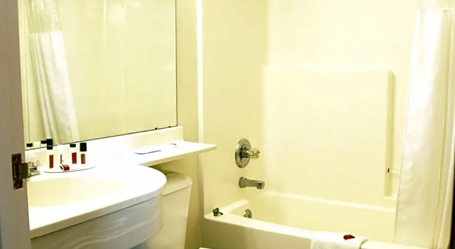 Четырёхместный люкс Ramada Limited by Wyndham, Bloomington I-55 & I-74 IL