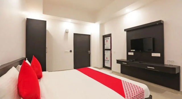 OYO 43440 Hotel Belmorrise, Забронировать Отель Нойда штат Уттар-Прадеш