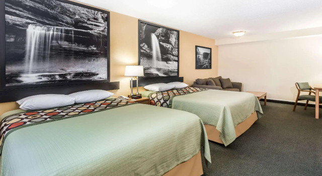 Четырёхместный люкс c 1 комнатой Super 8 by Wyndham Ottawa Starved Rock