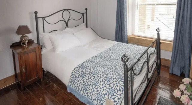 Quirky Apt - Sleeps 6 - Coastal Area - Parking, Book Hotel Youghal County Cork